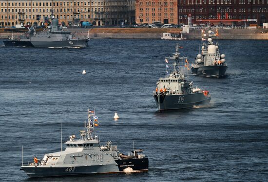 Репетиция парада ко Дню ВМФ в Санкт-Петербурге