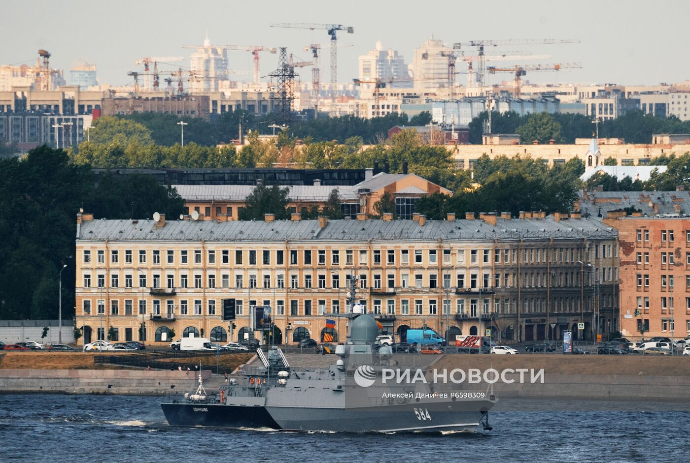 Репетиция парада ко Дню ВМФ в Санкт-Петербурге