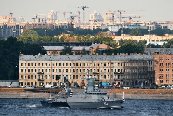 Репетиция парада ко Дню ВМФ в Санкт-Петербурге