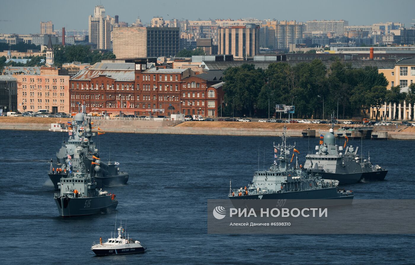 Репетиция парада ко Дню ВМФ в Санкт-Петербурге