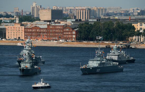 Репетиция парада ко Дню ВМФ в Санкт-Петербурге