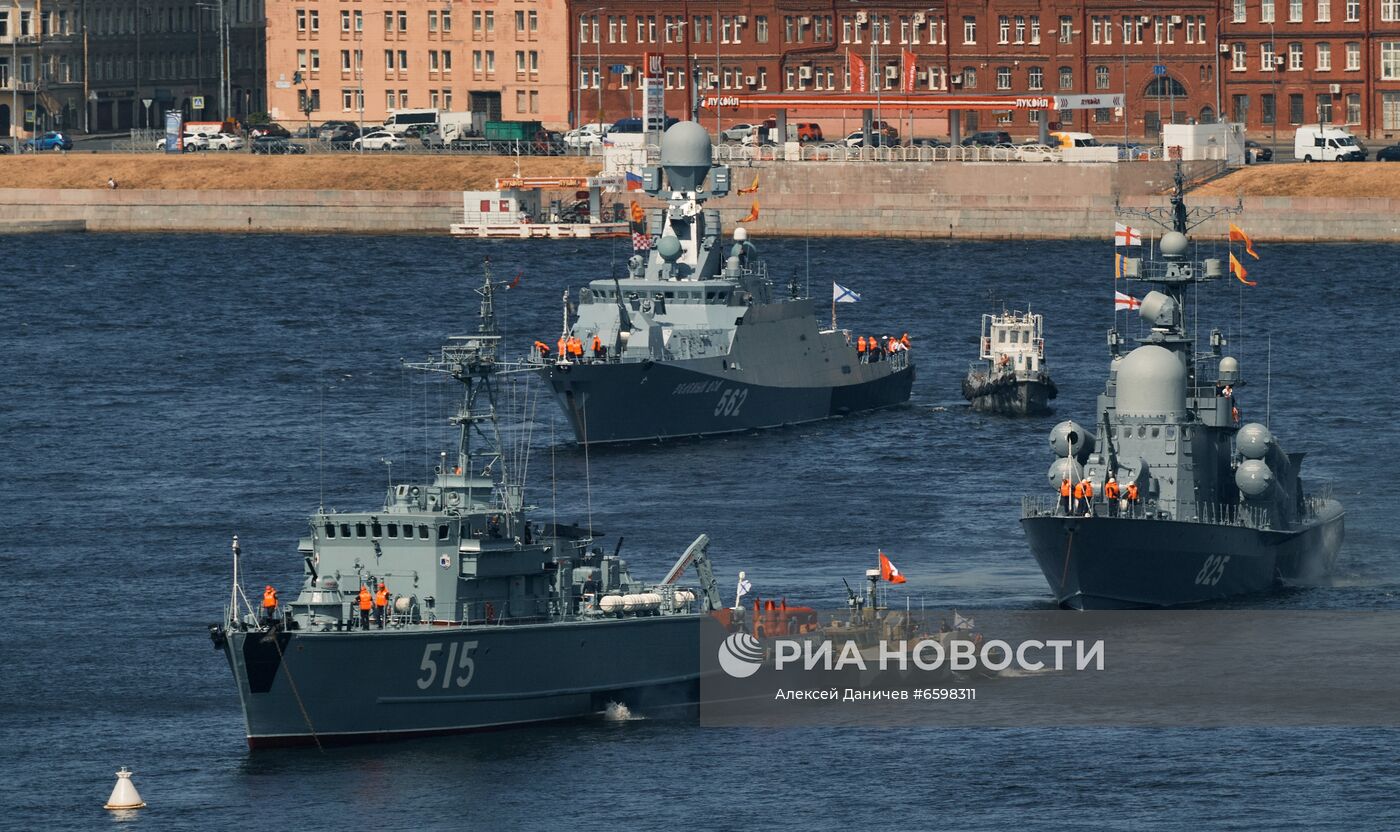 Репетиция парада ко Дню ВМФ в Санкт-Петербурге