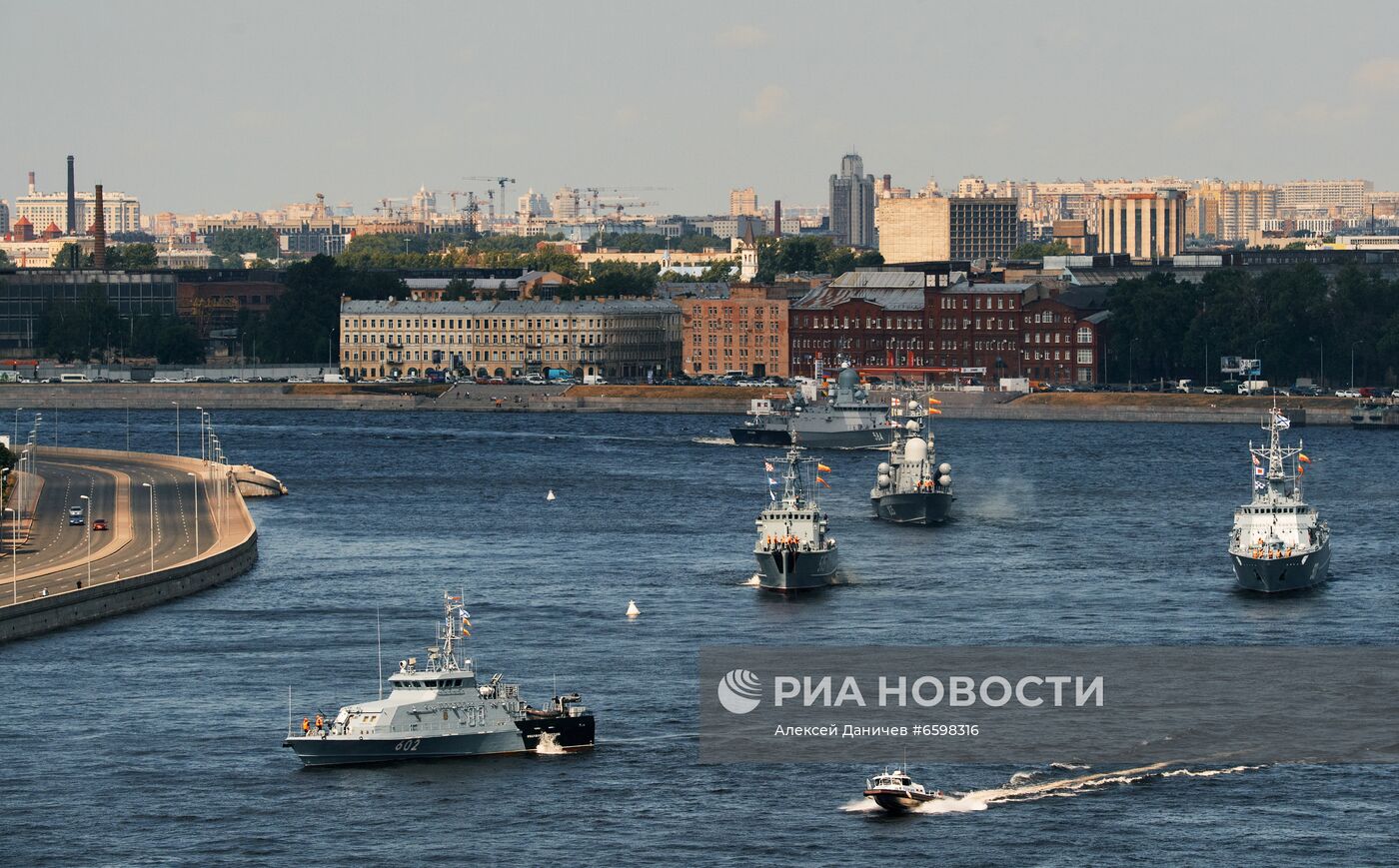 Репетиция парада ко Дню ВМФ в Санкт-Петербурге