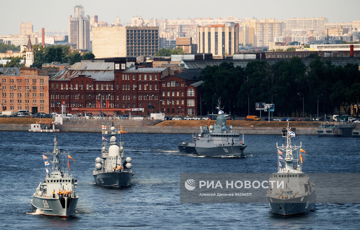 Репетиция парада ко Дню ВМФ в Санкт-Петербурге