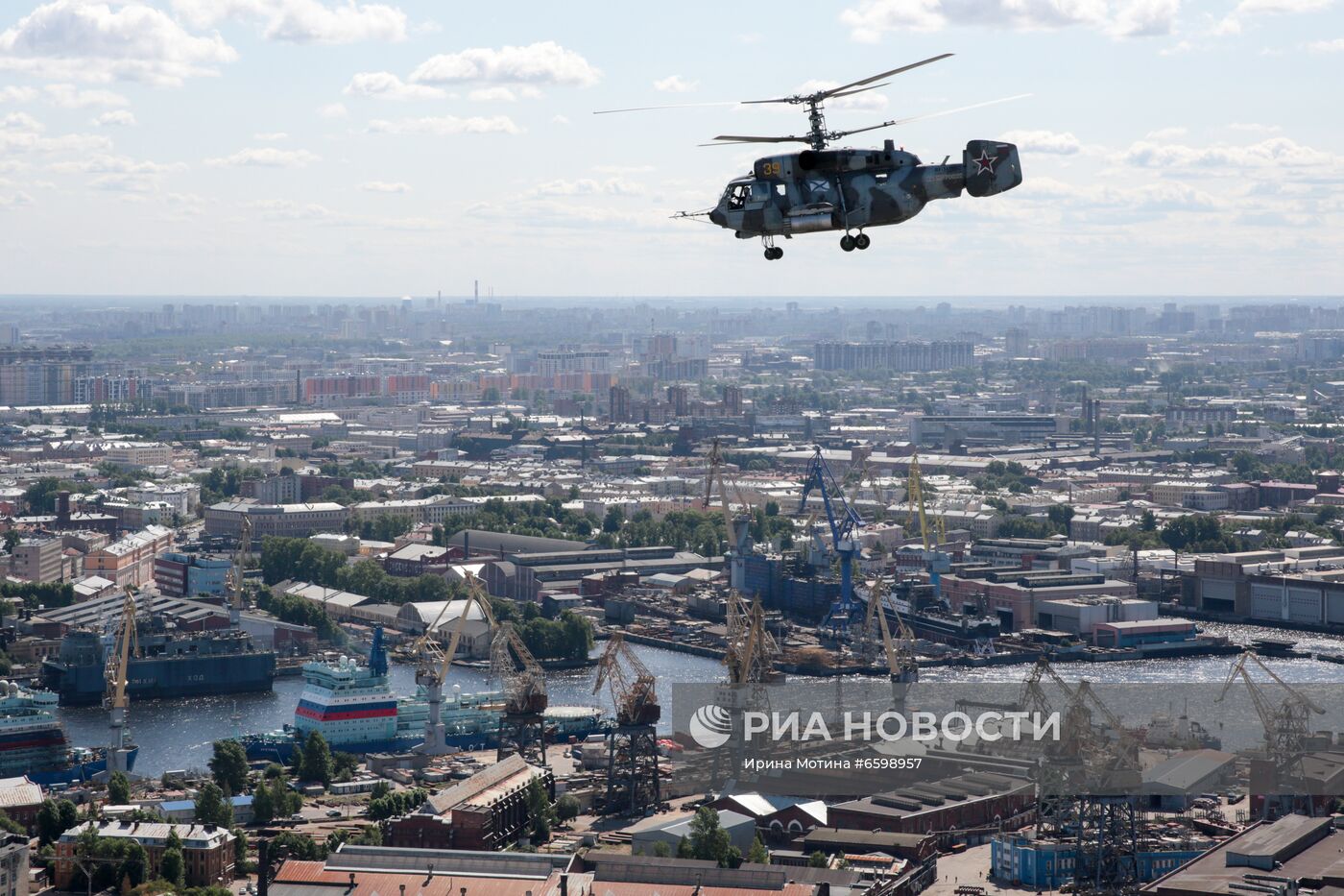Репетиция парада ко Дню ВМФ в Санкт-Петербурге