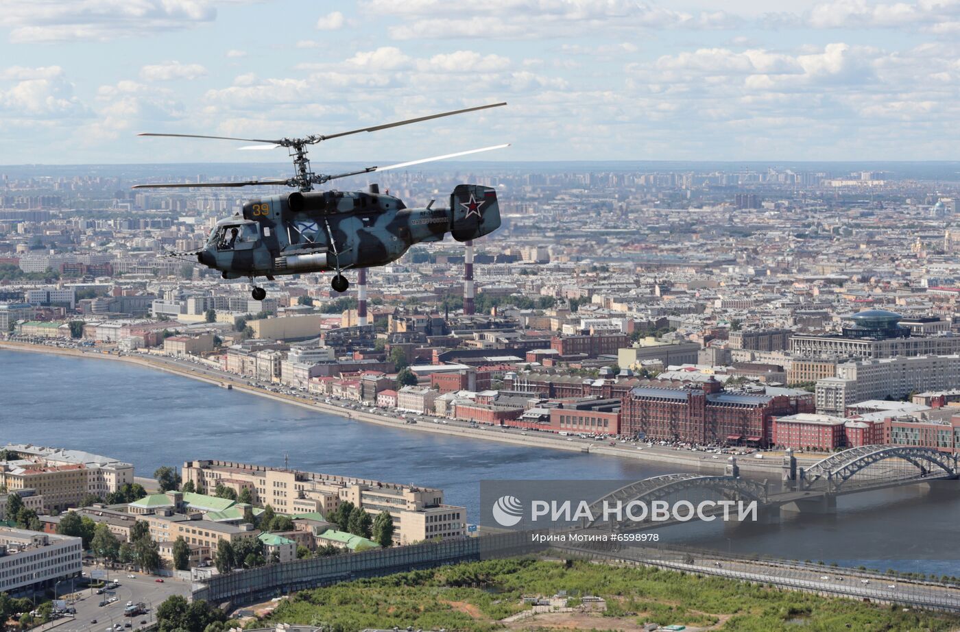 Репетиция парада ко Дню ВМФ в Санкт-Петербурге