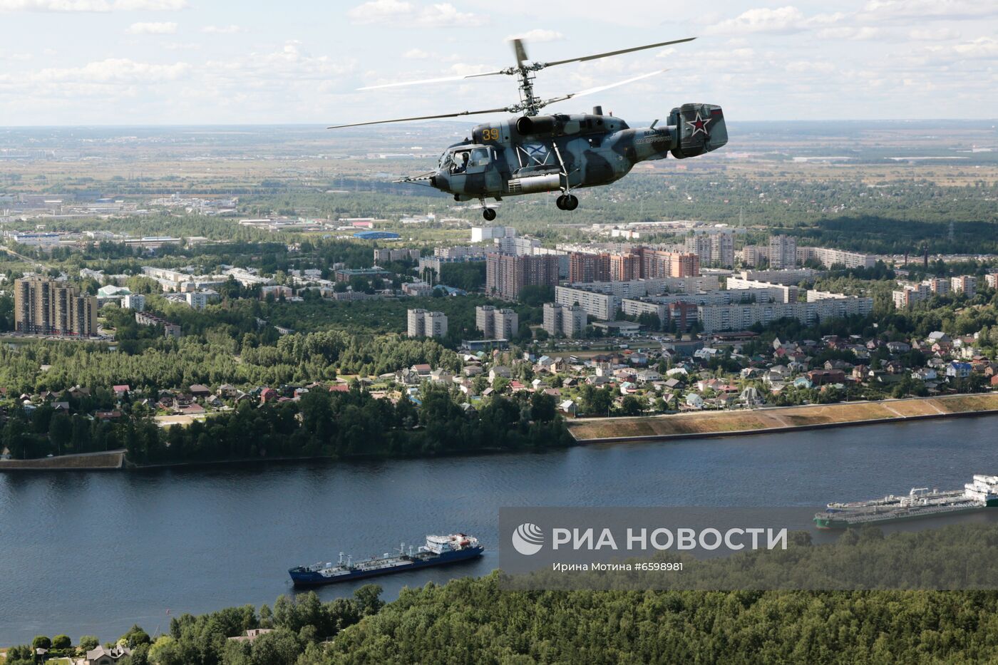 Репетиция парада ко Дню ВМФ в Санкт-Петербурге