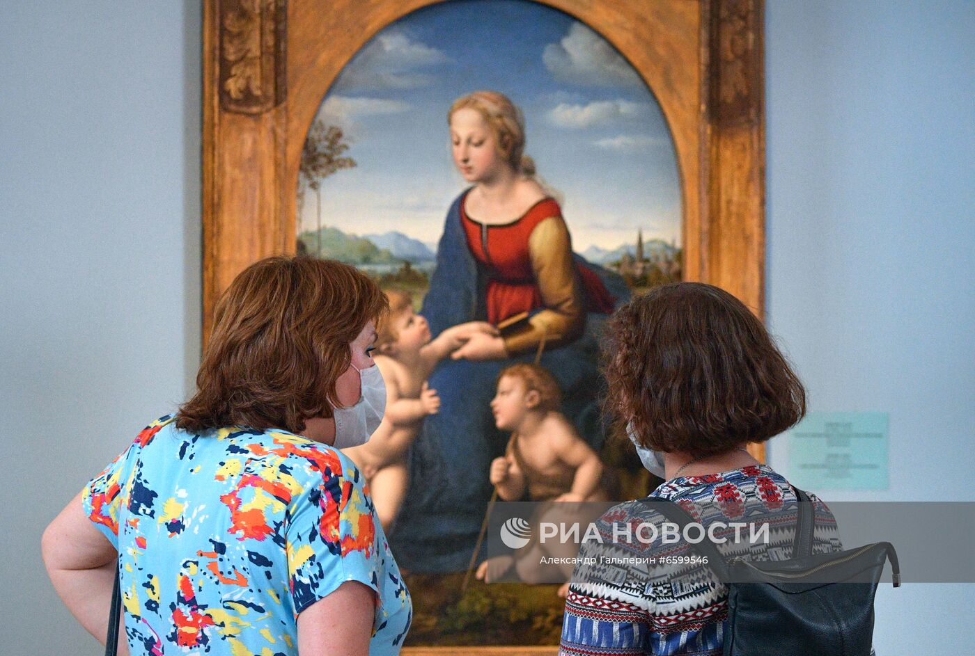 "Мадонну" Рафаэля привезли в Эрмитаж из Лувра