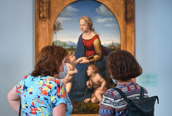 "Мадонну" Рафаэля привезли в Эрмитаж из Лувра