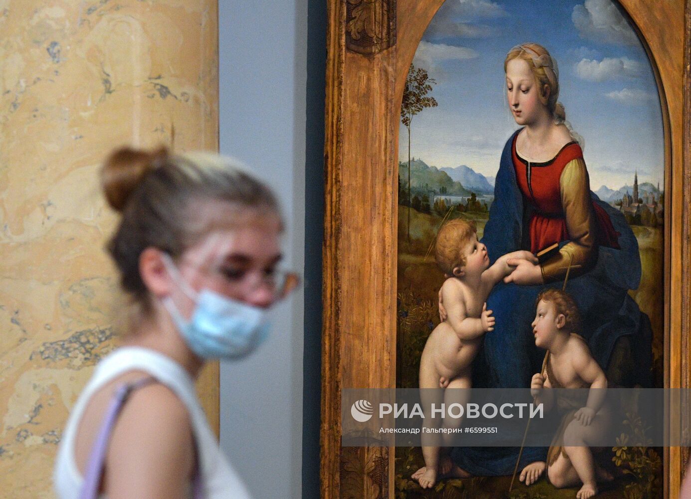 "Мадонну" Рафаэля привезли в Эрмитаж из Лувра