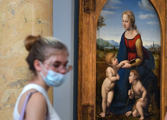 "Мадонну" Рафаэля привезли в Эрмитаж из Лувра
