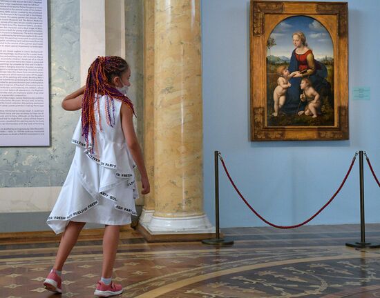 "Мадонну" Рафаэля привезли в Эрмитаж из Лувра