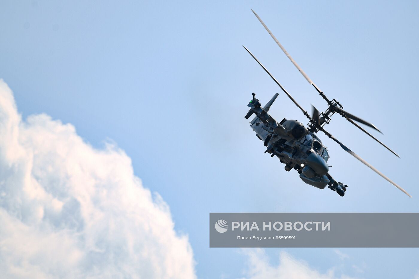 Российский разведывательно-ударный вертолёт Ка-52 во время выполнения летной программы на Международном авиационно-космическом салоне МАКС-2021. Место: Россия, Жуковский. Автор: Павел Бедняков/РИА Новости. Летная программа в рамках МАКС-2021