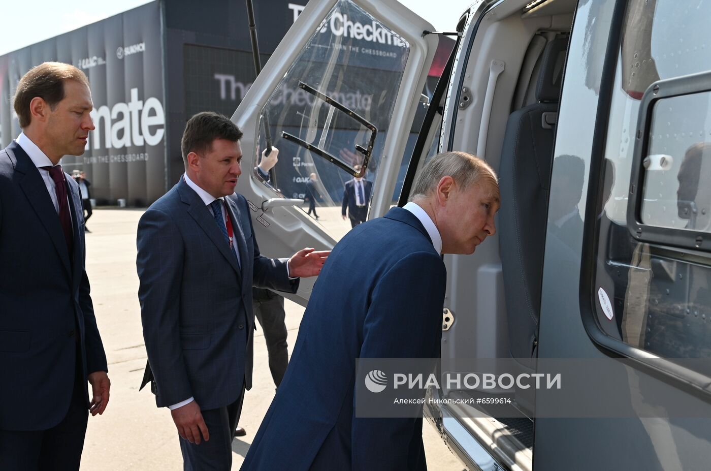 Президент РФ В. Путин принял участие в открытии МАКС-2021