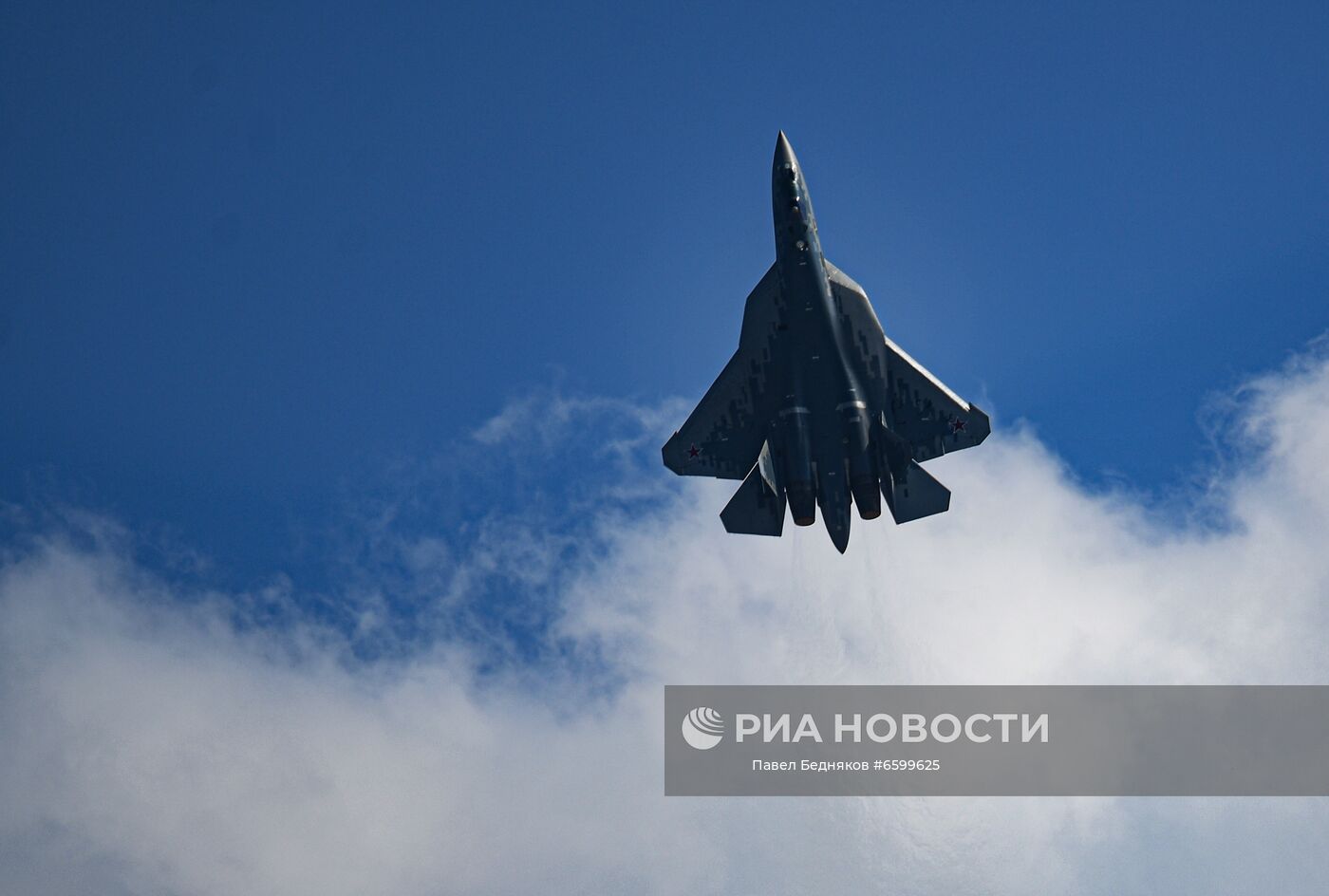 Многофункциональный истребитель пятого поколения Су-57 во время выполнения летной программы на Международном авиационно-космическом салоне МАКС-2021. Место: Россия, Жуковский. Автор: Павел Бедняков/РИА Новости. Летная программа в рамках МАКС-2021