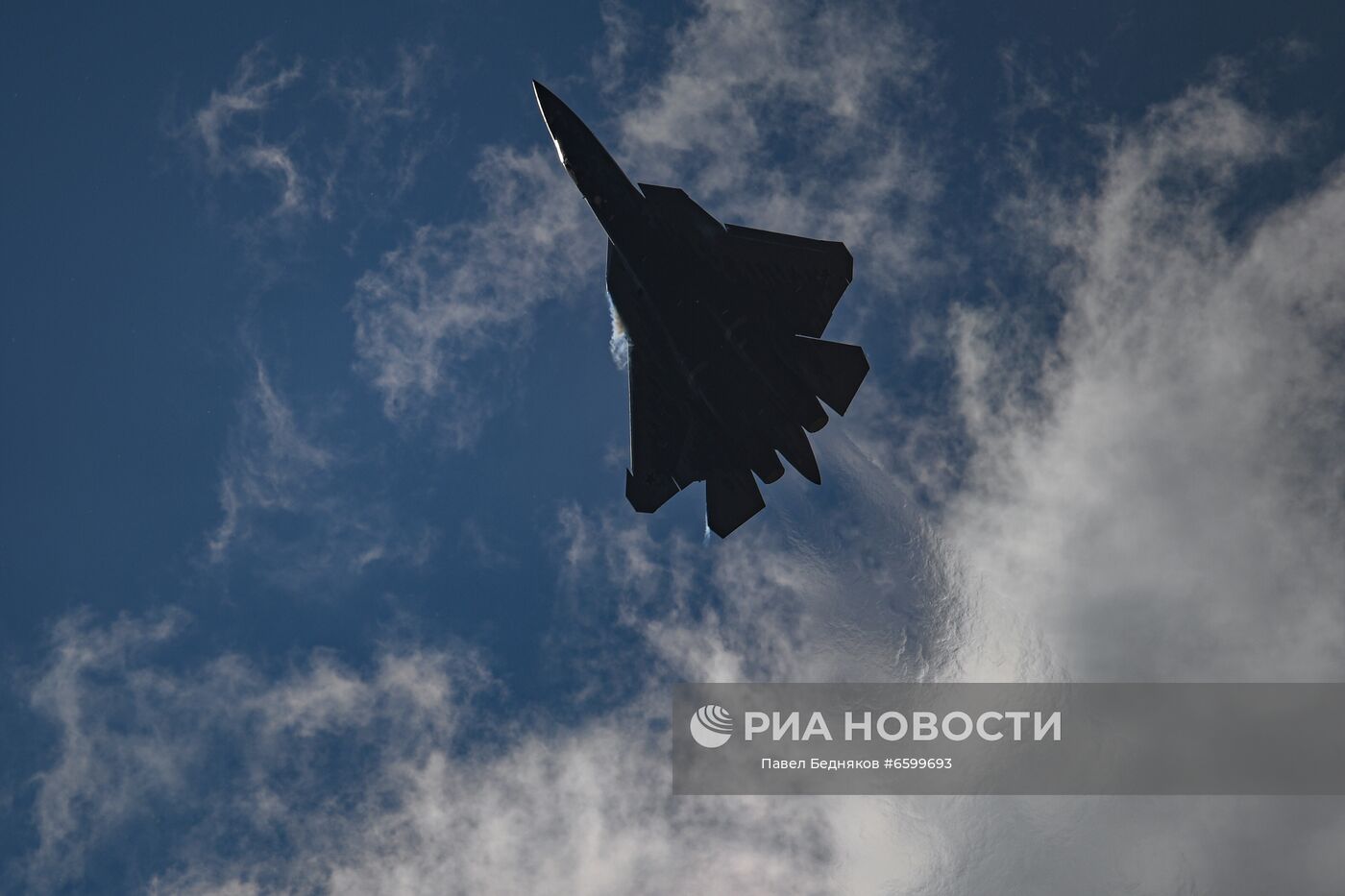 Многофункциональный истребитель пятого поколения Су-57 во время выполнения летной программы на Международном авиационно-космическом салоне МАКС-2021. Место: Россия, Жуковский. Автор: Павел Бедняков/РИА Новости. Летная программа в рамках МАКС-2021