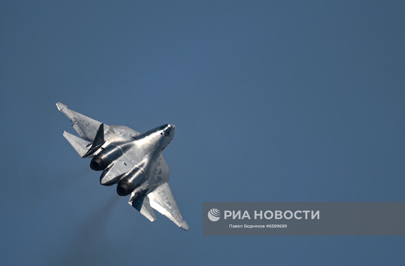 Многофункциональный истребитель пятого поколения Су-57 во время выполнения летной программы на Международном авиационно-космическом салоне МАКС-2021. Место: Россия, Жуковский. Автор: Павел Бедняков/РИА Новости. Летная программа в рамках МАКС-2021