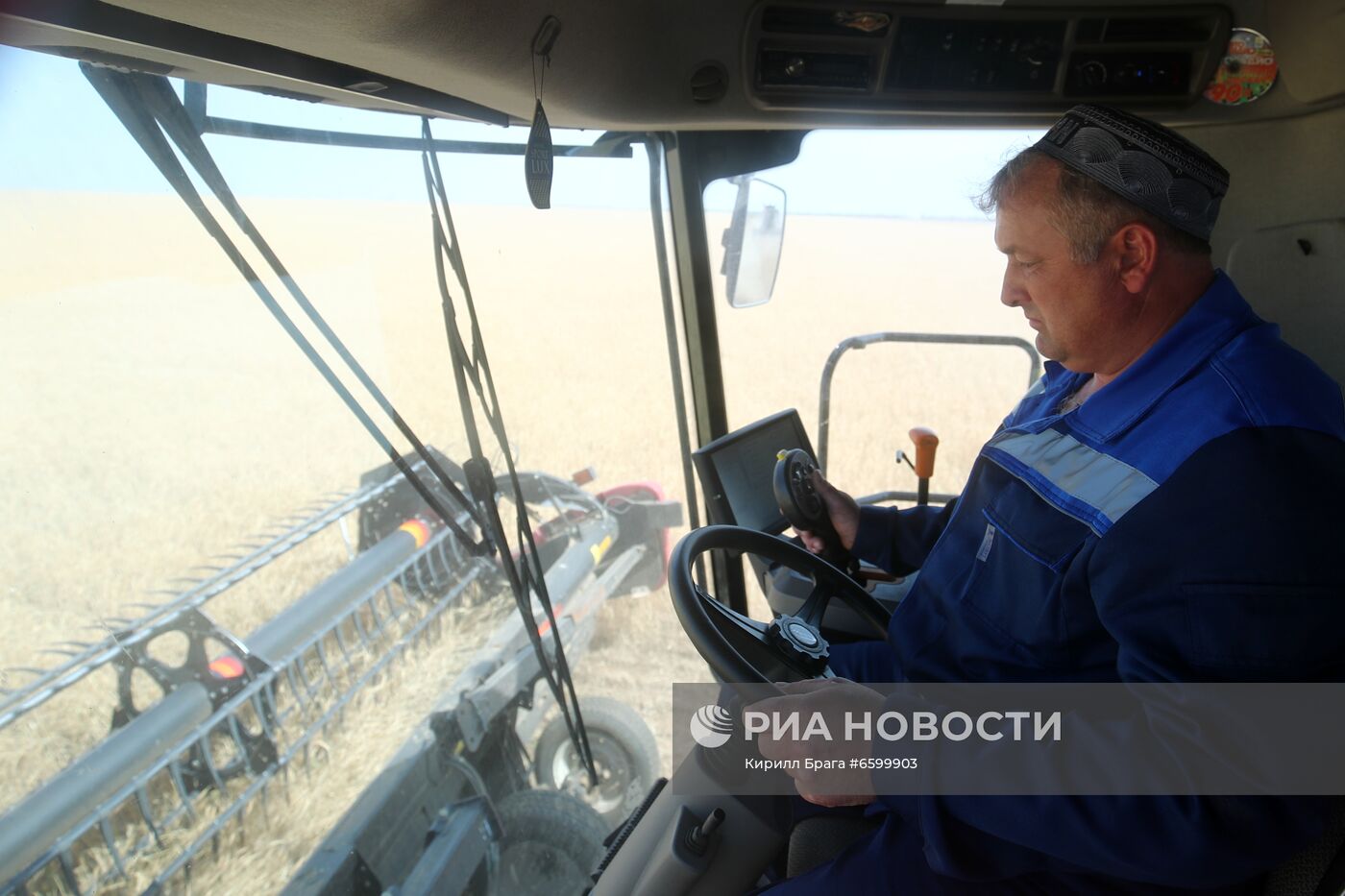 Уборка урожая пшеницы в Волгоградской области