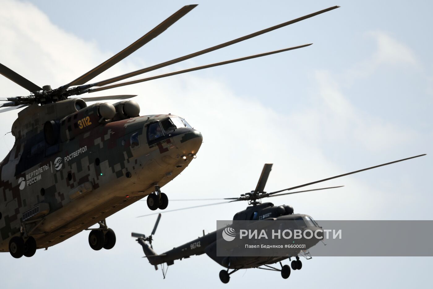 Тяжелый транспортный вертолет Ми-26 (слева) и вертолет Ми-8 во время выполнения летной программы на Международном авиационно-космическом салоне МАКС-2021. Место: Россия, Жуковский. Автор: Павел Бедняков/РИА Новости. Летная программа в рамках МАКС-2021