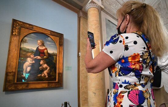 "Мадонну" Рафаэля привезли в Эрмитаж из Лувра