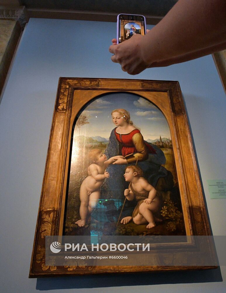 "Мадонну" Рафаэля привезли в Эрмитаж из Лувра