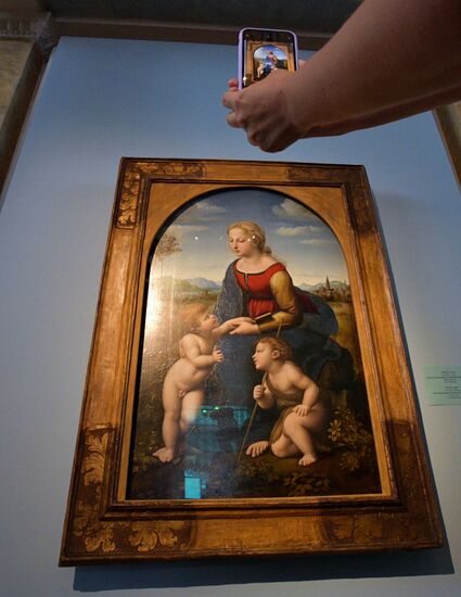 "Мадонну" Рафаэля привезли в Эрмитаж из Лувра