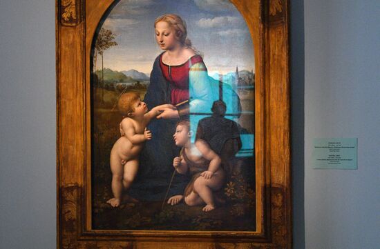 "Мадонну" Рафаэля привезли в Эрмитаж из Лувра