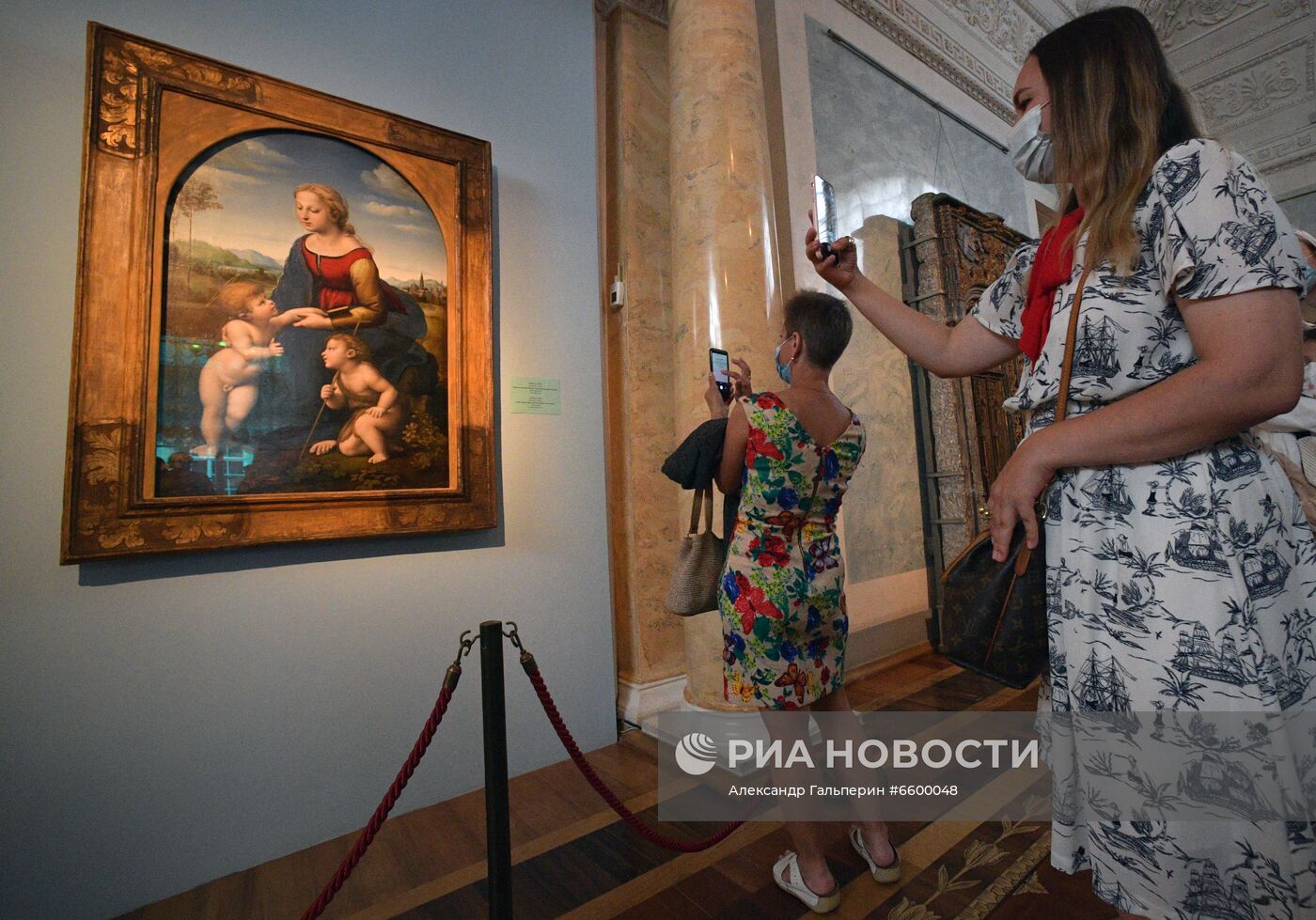 "Мадонну" Рафаэля привезли в Эрмитаж из Лувра