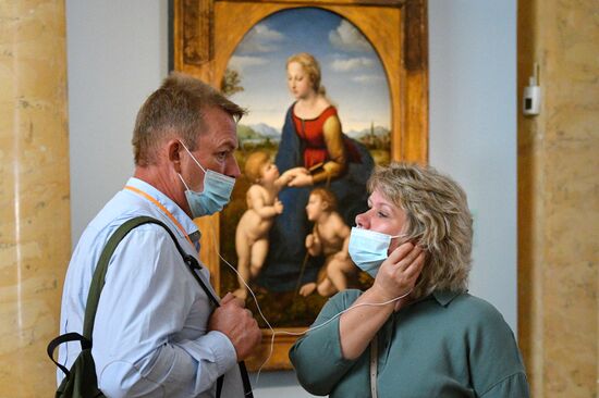 "Мадонну" Рафаэля привезли в Эрмитаж из Лувра