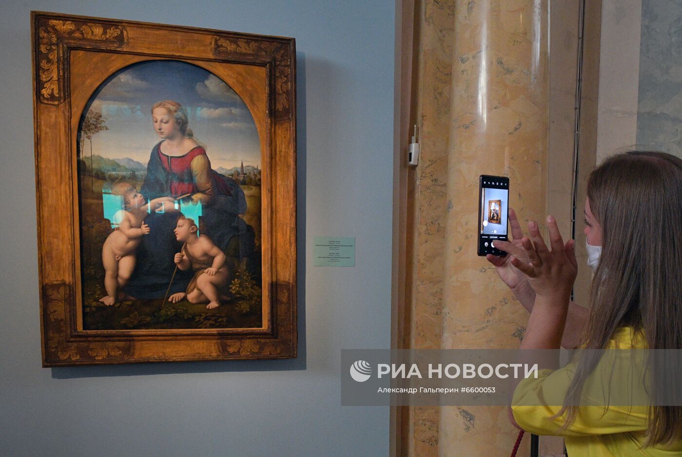 "Мадонну" Рафаэля привезли в Эрмитаж из Лувра