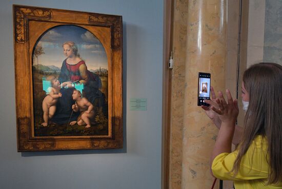 "Мадонну" Рафаэля привезли в Эрмитаж из Лувра