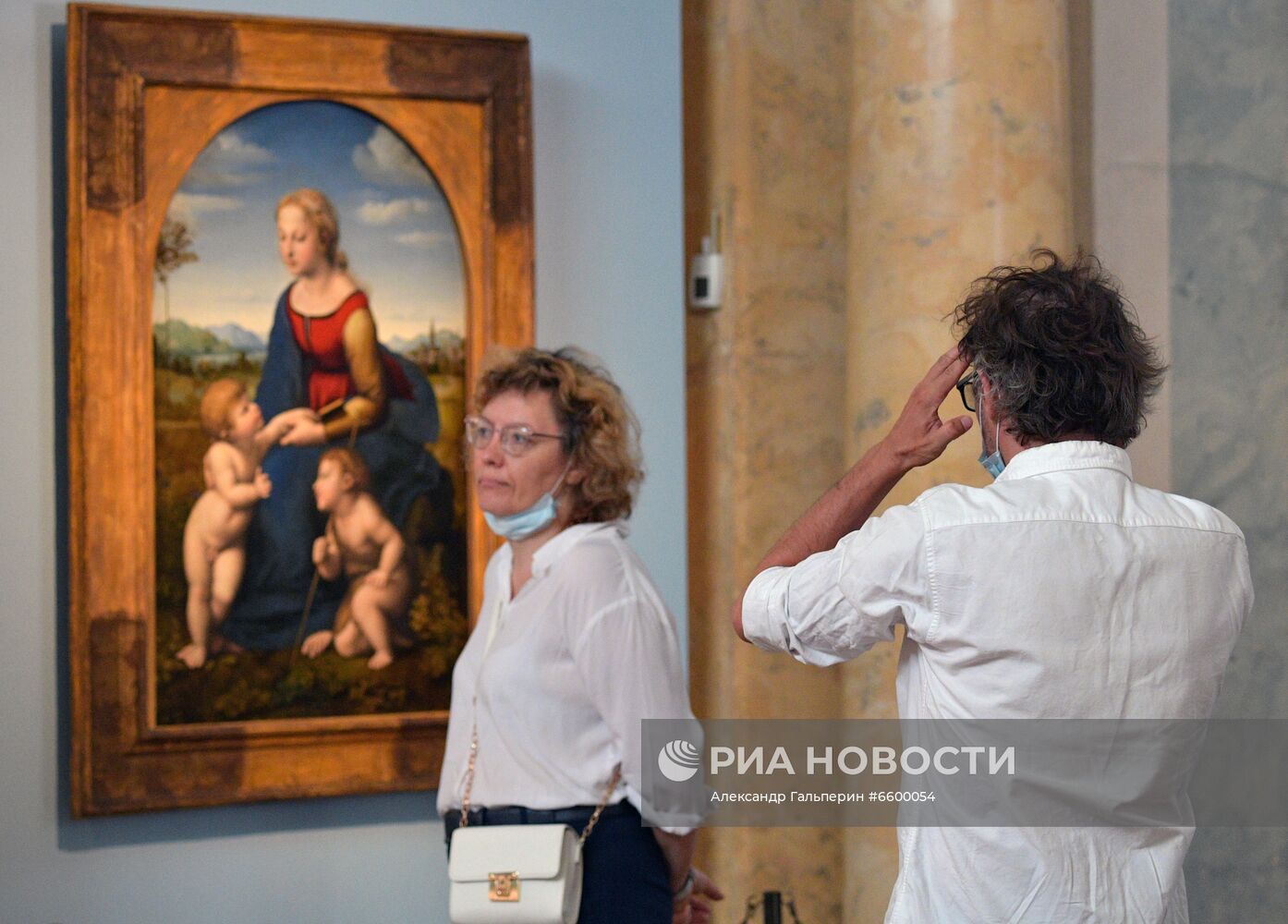 "Мадонну" Рафаэля привезли в Эрмитаж из Лувра