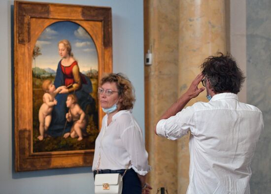 "Мадонну" Рафаэля привезли в Эрмитаж из Лувра