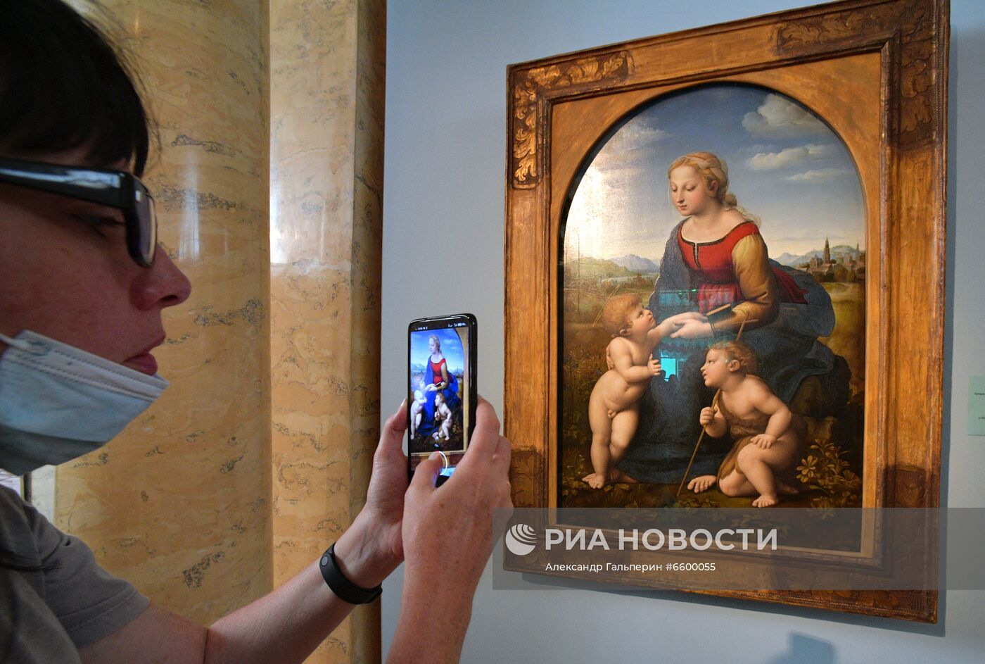 "Мадонну" Рафаэля привезли в Эрмитаж из Лувра