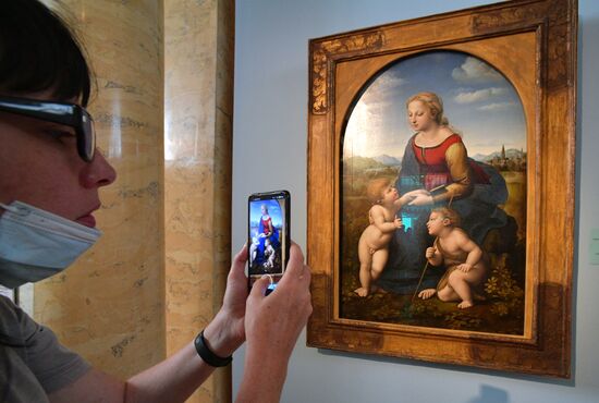 "Мадонну" Рафаэля привезли в Эрмитаж из Лувра