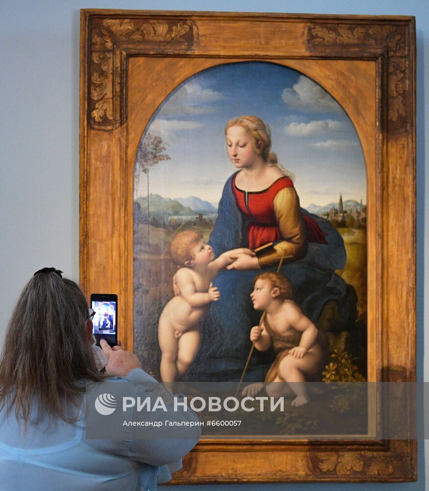 "Мадонну" Рафаэля привезли в Эрмитаж из Лувра