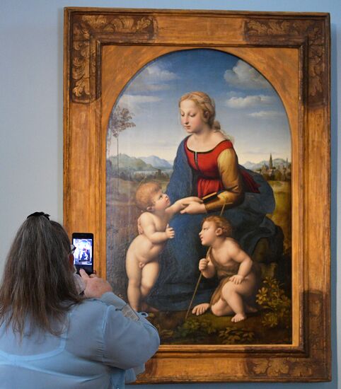 "Мадонну" Рафаэля привезли в Эрмитаж из Лувра