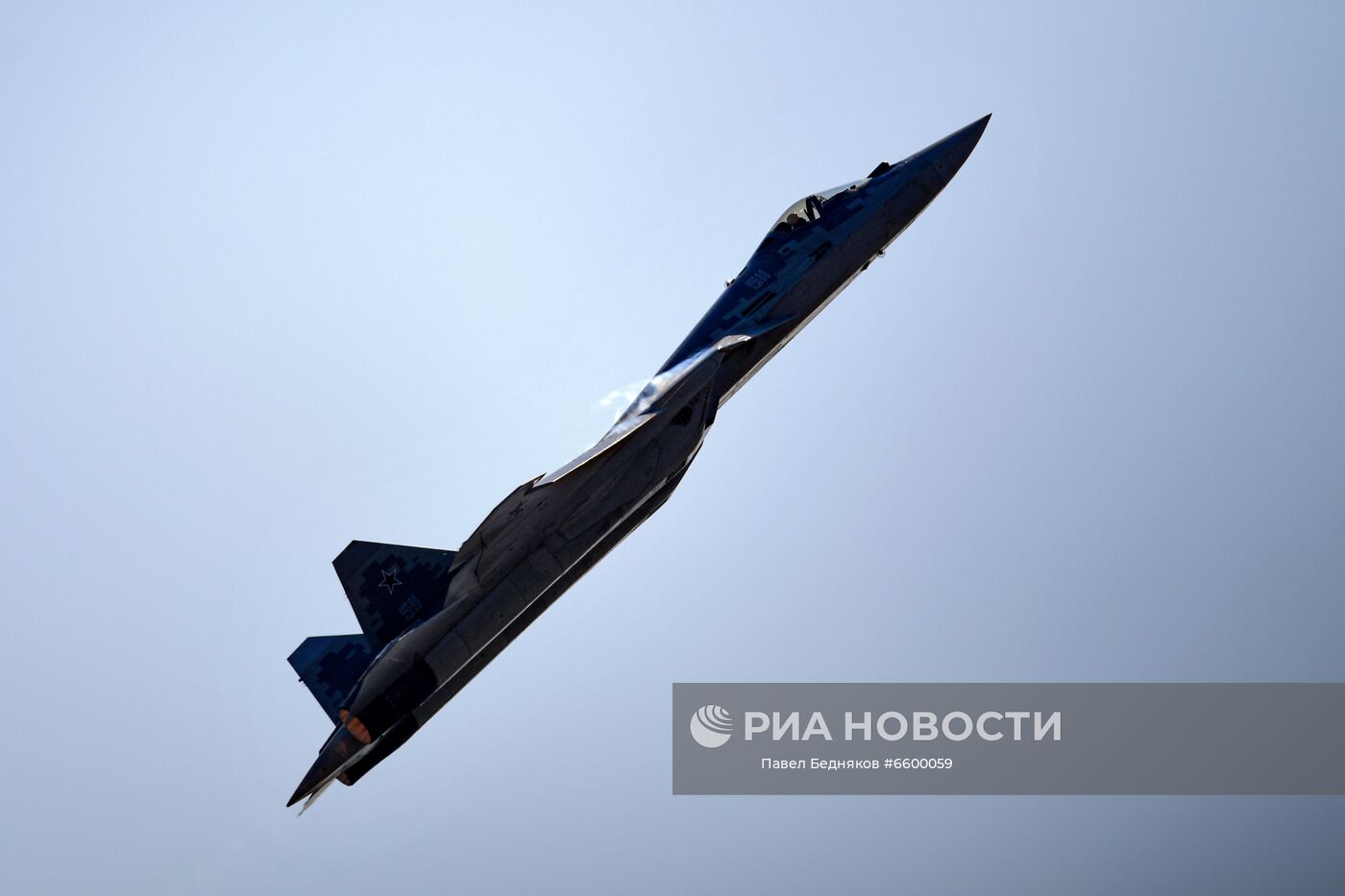 Многофункциональный истребитель пятого поколения Су-57 участвует в летной программе открытия Международного авиационно-космического салона МАКС-2021. Место: Россия, Жуковский. Автор: Павел Бедняков/РИА Новости. Летная программа в рамках МАКС-2021
