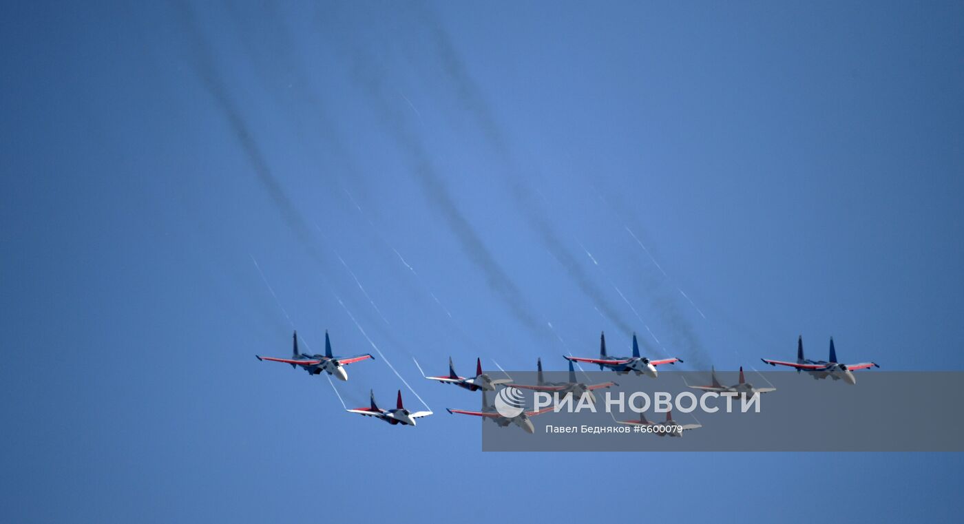 Истребители МиГ-29 и Су-30СМ пилотажных групп "Русские витязи" и "Стрижи" во время выполнения летной программы на Международном авиационно-космическом салоне МАКС-2021. Место: Россия, Жуковский. Автор: Павел Бедняков/РИА Новости. Летная программа в рамках МАКС-2021
