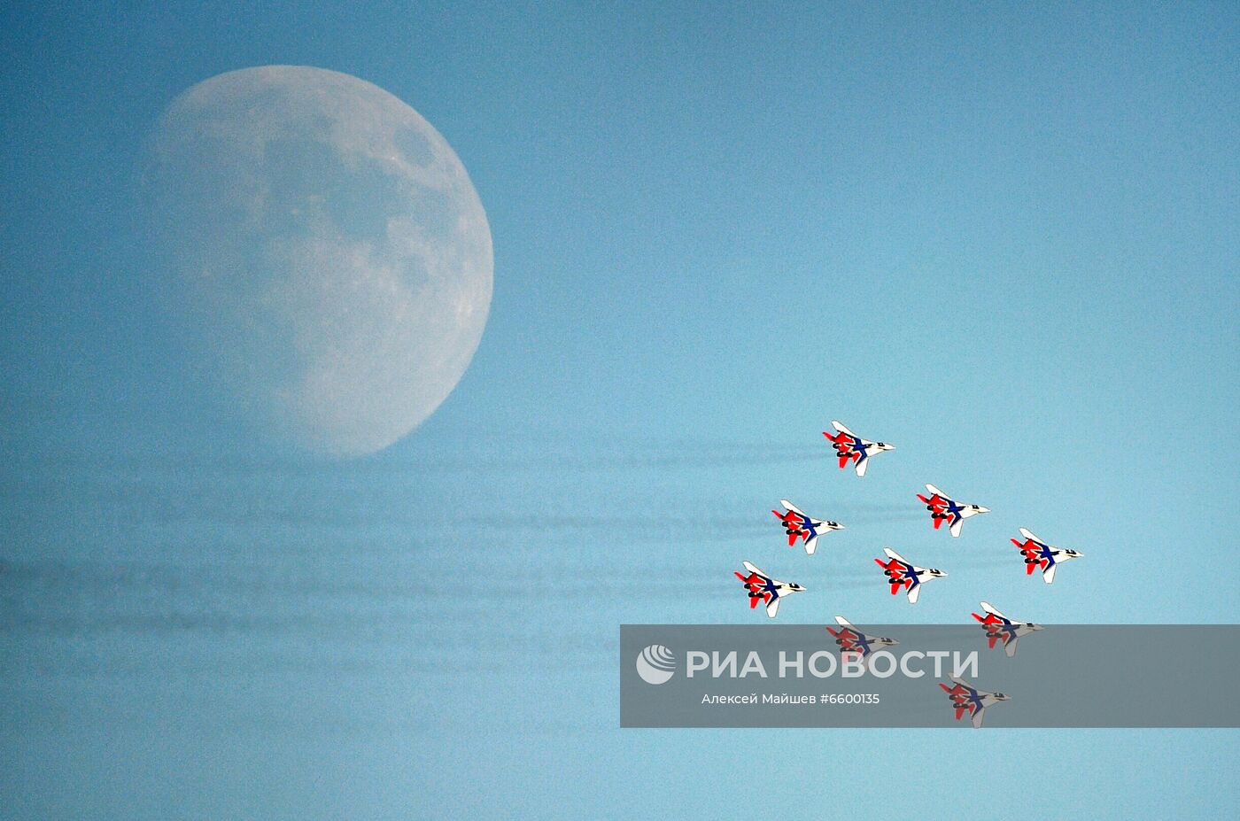 Пилотажная группа "Стрижи" на самолетах МиГ-29 во время выполнения летной программы на Международном авиационно-космическом салоне МАКС-2021. Место: Россия, Московская область, Жуковский. Автор: Алексей Майшев/РИА Новости. Фото недели