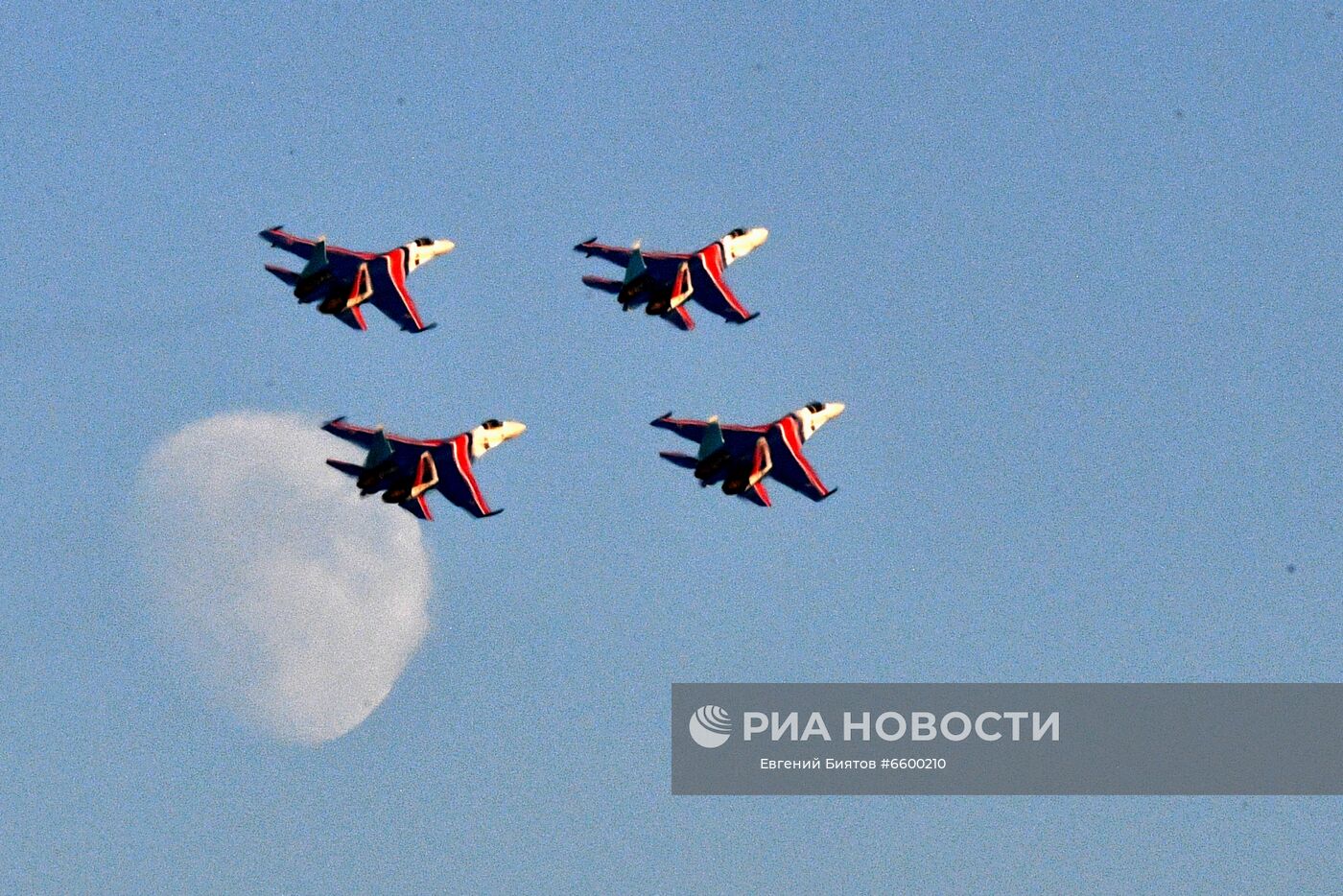 Пилотажная группа "Русские витязи" на самолетах Су-30СМ во время выполнения летной программы на Международном авиационно-космическом салоне МАКС-2021. Место: Россия, Московская область, Жуковский. Автор: Евгений Биятов/РИА Новости. Летная программа в рамках МАКС-2021