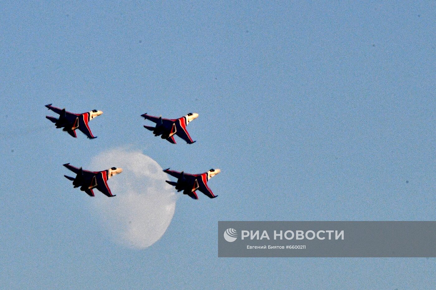 Пилотажная группа "Русские витязи" на самолетах Су-30СМ во время выполнения летной программы на Международном авиационно-космическом салоне МАКС-2021. Место: Россия, Московская область, Жуковский. Автор: Евгений Биятов/РИА Новости. Летная программа в рамках МАКС-2021