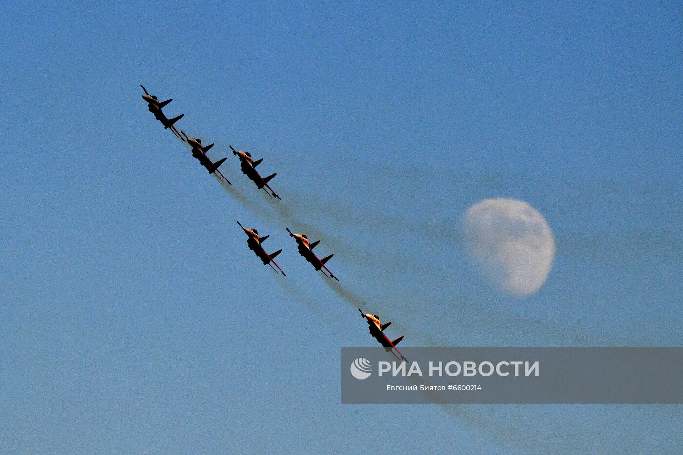 Пилотажная группа "Русские витязи" на самолетах Су-30СМ во время выполнения летной программы на Международном авиационно-космическом салоне МАКС-2021. Место: Россия, Московская область, Жуковский. Автор: Евгений Биятов/РИА Новости. Летная программа в рамках МАКС-2021