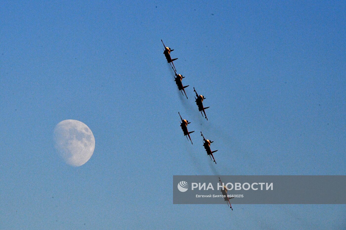 Пилотажная группа "Русские витязи" на самолетах Су-30СМ во время выполнения летной программы на Международном авиационно-космическом салоне МАКС-2021. Место: Россия, Московская область, Жуковский. Автор: Евгений Биятов/РИА Новости. Летная программа в рамках МАКС-2021