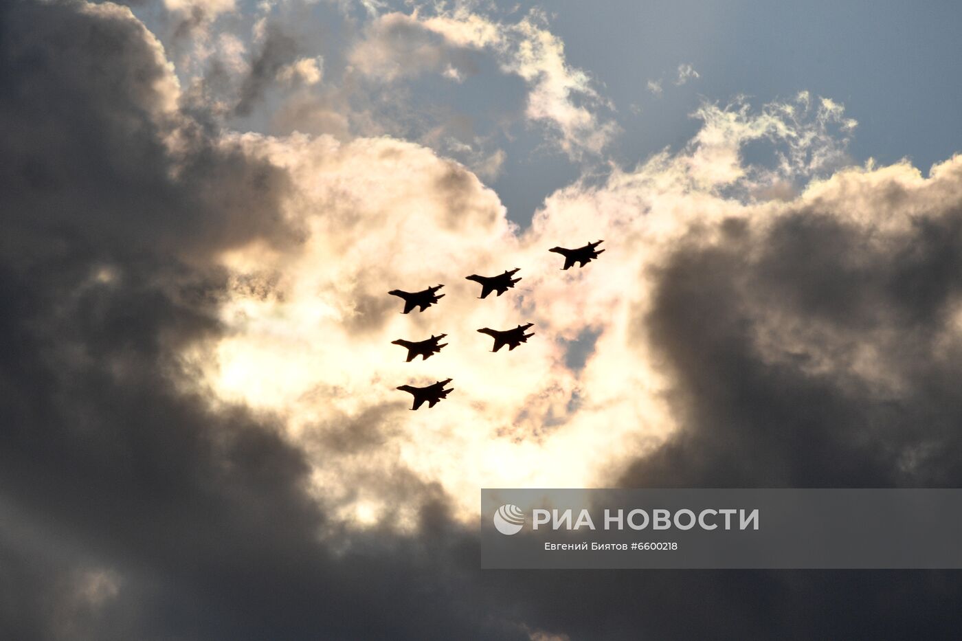 Пилотажная группа "Русские витязи" на самолетах Су-30СМ во время выполнения летной программы на Международном авиационно-космическом салоне МАКС-2021. Место: Россия, Московская область, Жуковский. Автор: Евгений Биятов/РИА Новости. Летная программа в рамках МАКС-2021