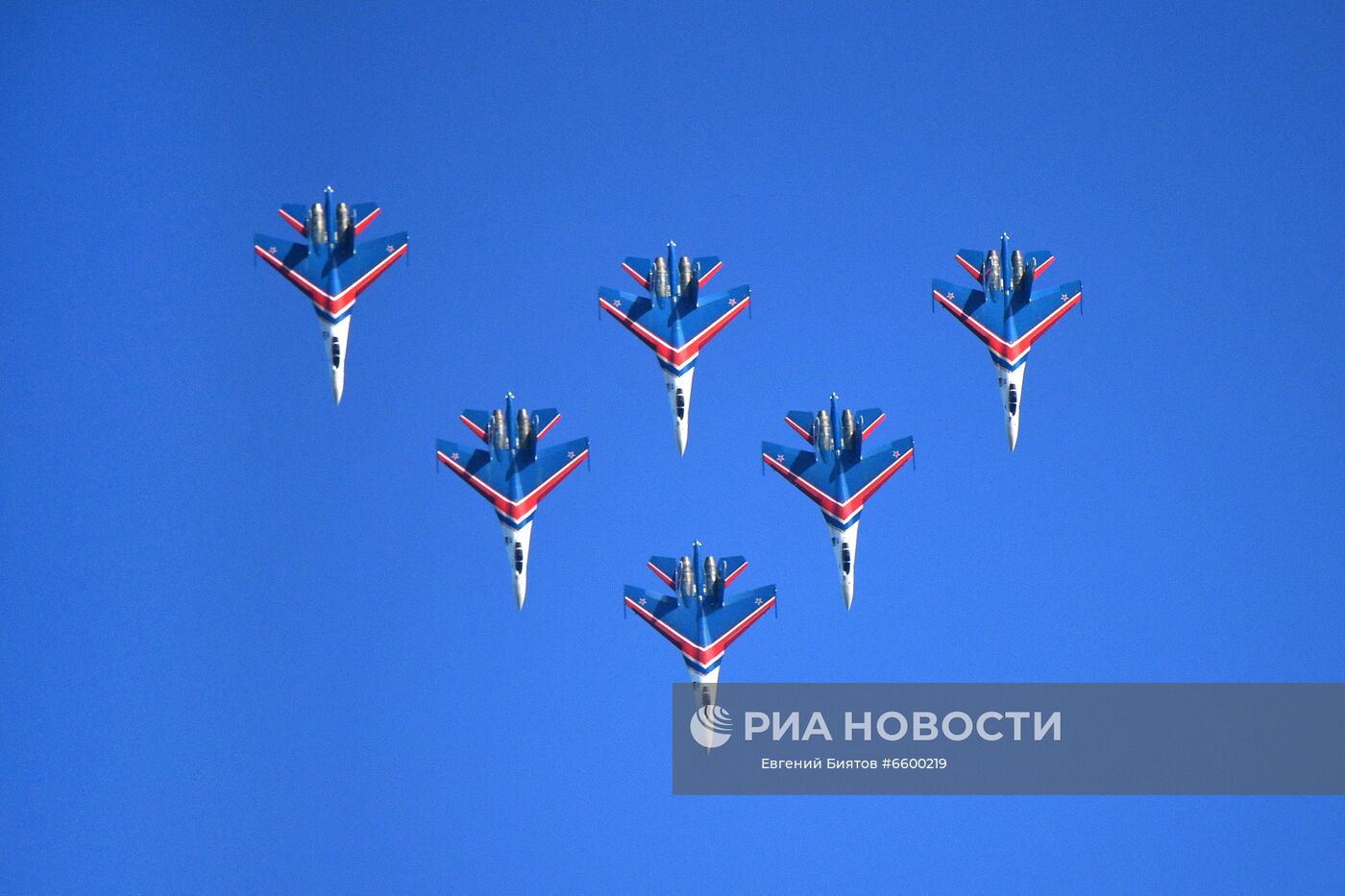 Пилотажная группа "Русские витязи" на самолетах Су-30СМ во время выполнения летной программы на Международном авиационно-космическом салоне МАКС-2021. Место: Россия, Московская область, Жуковский. Автор: Евгений Биятов/РИА Новости. Летная программа в рамках МАКС-2021