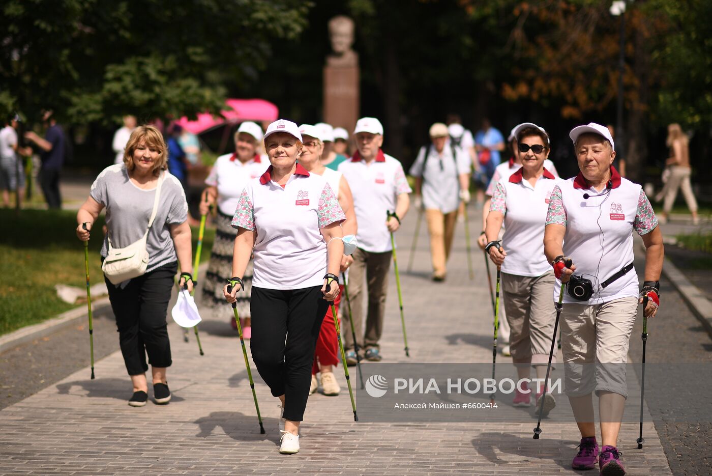 Занятия "Московского долголетия" возобновились в парках