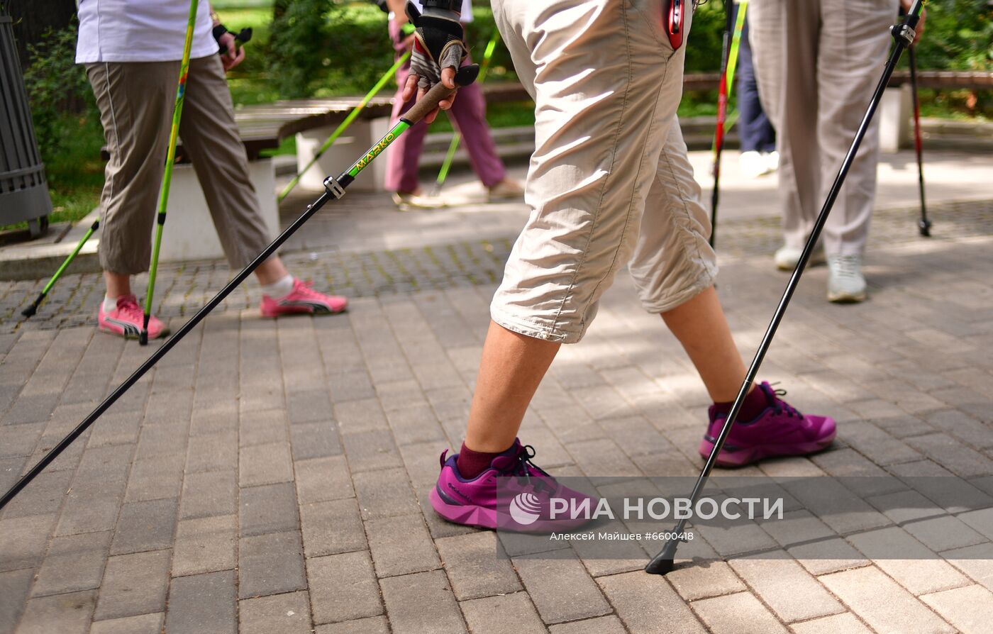 Занятия "Московского долголетия" возобновились в парках