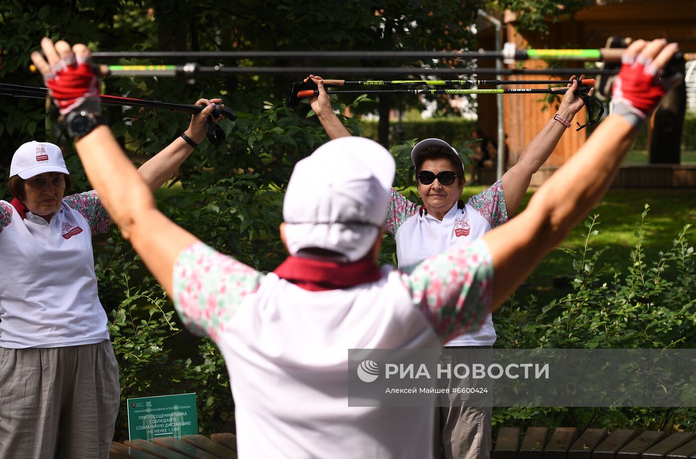 Занятия "Московского долголетия" возобновились в парках