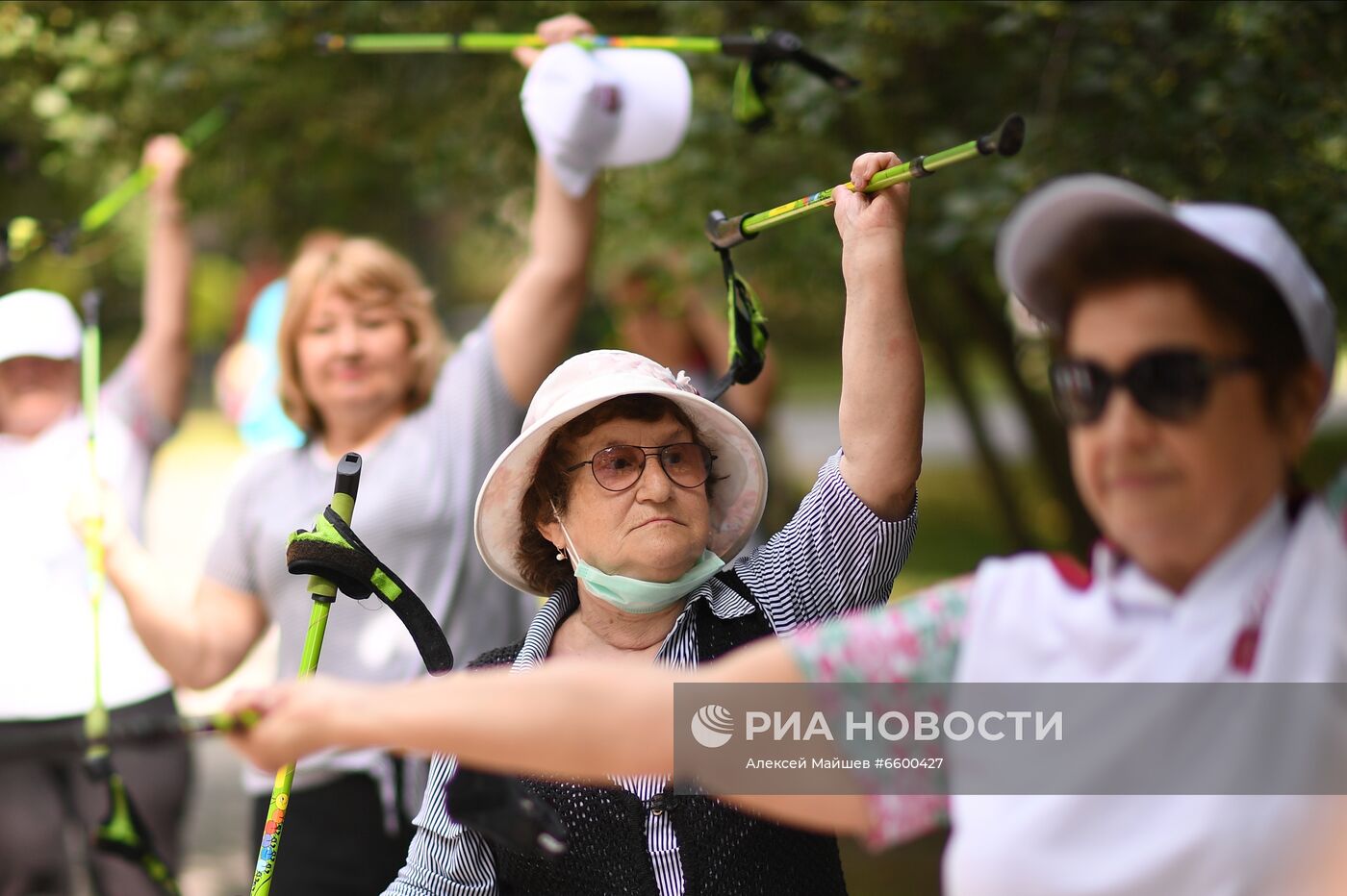 Занятия "Московского долголетия" возобновились в парках